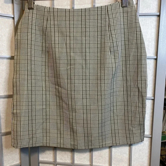 NWTs PrettyLittleThing - high waisted mini skirt -Sz 2 - Picture 2 of 5